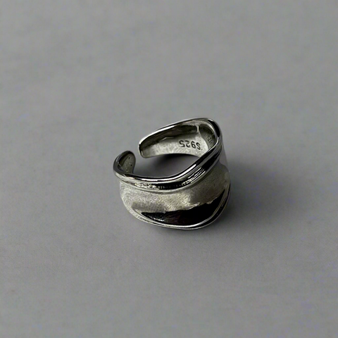 “Floating” sterling silver adjustable ring